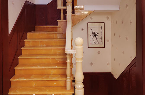 舟曲中式别墅室内汉白玉石楼梯的定制安装装饰效果